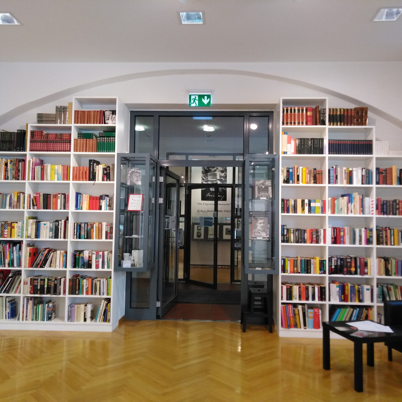 Bild einer Bücherwand mit einem Durchgang in der Mitte